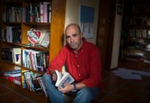 En sus novelas y cuentos, Eduardo Sacheri entrelaza la vida en Argentina y el fútbol