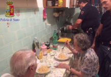 La foto de una pareja de abuelos italianos que se volvió viral y emociona