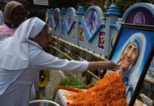 El Papa proclamó santa a la Madre Teresa de Calculta ante más de cien mil personas