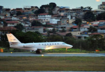 Messi llegó a Brasil con ayuda de Neymar Selección Nacional La Pulga y Mascherano viajaron en el avión privado del brasileño, que será su rival en el clásico del viernes. El avión de Neymar aterriza en Belo Horizonte. (Foto: Marcelo Carroll) El avión de Neymar aterriza en Belo Horizonte. (Foto: Marcelo Carroll) TAGSEliminatorias Sudamericanas,Neymar 27opiná 685shares Adrián Maladesky Y llegó Messi. Como en una película, el avión privado de Neymar (PR-SWK) bajó del cielo de Belo Horizonte a las seis y un minuto (las cinco de Argentina) gambeteando la bruma de un amanecer inminente y nublado. El Aeroporto Carlos Drummond de Andrade en Pampulha (algo así como el nuestro de Don Torcuato) mostró poco movimiento, además de la mirada atenta de los nueve periodistas argentinos que trataban de capturar una imagen. No fue sencillo. El avión carreteó lejos y se estacionó más lejos aún, a metros de un hangar donde lo esperaban dos camionetas Mercedes Benz Sprint blancas. Cero operativo policial, todo muy íntimo. Messi y Mascherano se subieron a la primera van y Neymar a la siguiente. A las seis y doce minutos ya estaban rumbo a las concentraciones. Mirá también: Euforia en Brasil antes del duelo con Argentina Las van que llevaron a los cracks a las concentraciones. (Foto: Marcelo Carroll) Las van que llevaron a los cracks a las concentraciones. (Foto: Marcelo Carroll) El vuelo de línea los había llevado desde Barcelona hasta San Pablo y allí los argentinos aceptaron la invitación del brasileño para evitar la espera de la combinación de aviones. Previo aviso a la AFA, claro. Messi y Mascherano llegaron poco después al predio del Atlético de Mineiro, Cidade do Galo, y hoy a las 16 de aquí harán su primera práctica.
