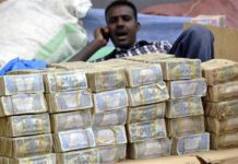 El país que no emite moneda hace 25 años y en el que los billetes huelen mal y se deshacen en las manos