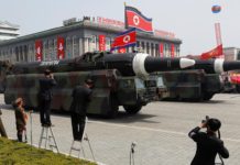 El régimen de Kim realizó un desfile militar y una prueba misilística, que falló