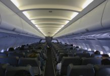 Los aviones no bajan las luces de la cabina para que puedas dormir mejor