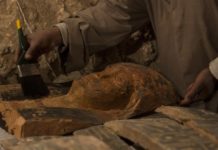 Encuentran nuevos tesoros en dos tumbas egipcias de 3.500 años de antigüedad