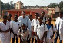 La dura historia de Andrés Randisi, el misionero entrerriano que desde hace 30 años lucha contra la violencia y la miseria en Angola