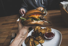 Científicos explican por qué comemos en exceso