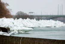 Un ‘tsunami de hielo’ arrasa una zona residencial en la frontera de EE.UU. con Canadá