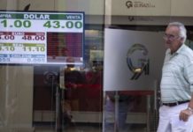 El dólar baja tras las medidas del BCRA y acompaña a la región: cede 34 centavos a $ 44,35