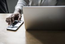 Por dólar alto ya no es negocio comprar tecnología en Chile