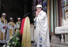Notre Dame celebra su primera misa, dos meses después del incendio