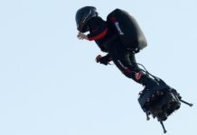 «Hombre volador» no consigue cruzar el Canal de la Mancha en su tabla