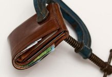 ¿Cómo cambia la crisis el consumo de los argentinos? 14 Agosto 2019 El estudio sostiene que la coyuntura marca muchos de los hábitos de consumo de los argentinos. Los describe como cambiantes, adaptativos, ágiles, infieles, resignados, entrenados y transparentes. ¿Cómo cambia la crisis el consumo de los argentinos? Foto: Pixabay Por Guadalupe Rivero grivero@ambito.com.ar Crisis, una y otra vez. Al igual que muchos otros aspectos de la idiosincrasia argentina, fueron las crisis las que marcaron los hábitos de los consumidores locales. Esto los convirtió en cambiantes, adaptativos, ágiles, infieles, resignados, entrenados, transparentes, esquivos, early adopters y demandantes, entre otras cosas. Así son los consumidores argentinos según un estudio recientemente realizado por Kantar. Todos estos patrones que permiten configurar un identikit son consecuencia, entre otras cosas, de la coyuntura económica. Esto hace que muchos hábitos supuestamente temporarios que se adoptan durante las crisis –como por ejemplo la elección de segundas marcas-, después terminen incorporándose, más allá del contexto nacional. Según los especialistas, es muy raro que si esta segunda marca cumple con la expectativa de calidad deseada por el cliente éste vuelva a su elección anterior. “Pasamos por todo”, aseguró Sebastián Corzo, director de la división Insights de Kantar, al explicar la adaptabilidad de los argentinos a la hora de consumir. Gracias a esto puede modificar constantemente sus hábitos de compra en busca de la conveniencia. “Es un consumidor preparado, que se acomoda”, añadió Mariana Fresno Aparicio, CEO de la misma división de la compañía. Del mismo modo se justifica lo que esta “radiografía” describió como “cambiante”, ya que estos compradores o clientes tienen expectativas que fluctúan rápidamente frente a cambios en el contexto. Lo mismo sucede al caracterizarlo como un consumidor “entrenado”. En Kantar sostienen que las sucesivas crisis lo volvieron escéptico y desconfiado, muy atento a la “letra chica”. El “entrenamiento” coyuntural hace que el argentino espere mensajes claros y concisos por parte de las empresas. En la misma línea, el informe describe al consumidor argentino como “resignado”. De allí se desprende que el 96% declaró haber reducido o abandonado alguna categoría en el último año. Por ejemplo, bajó con fuerza el consumo de lácteos y congelados. Como contrapartida, los servicios que no se resignan son aquellos que lo mantienen conectado (Internet, telefonía, salidas). Consumidores conectados El informe hace hincapié en una serie de características de los consumidores argentinos relacionadas a la tecnología. Conectados: el 97% de las personas tiene un smartphone. Pasan 6,8 horas diarias online, desbloqueando el teléfono 190 veces al día. Saturados: luego de tantas horas en las pantallas, un tercio de las personas cree que pasa demasiado tiempo con el teléfono, y que se deberían valorar las interacciones cara a cara. Transparentes: forman parte de la sociedad transparente, que vuelve público lo privado y lo hace visible en redes sociales. Argentina está en el top 20 de países con más usuarios de Facebook, Instagram y Twitter. Esquivos: casi la mitad (44%) tiene instalados Ad Blockers y 4 de cada 10 se ni siquiera les presta atención a las publicidades. Early adopters: incorporan rápidamente nuevas tecnologías: El 90% de los adultos ya hizo compras online en alguna oportunidad; en AMBA, el 30% usó apps de delivery, 2 de cada 3 realizaron alguna transacción financiera con su teléfono, 30% hizo pagos con códigos QR y más del 50% utilizó alguna billetera móvil.