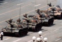 Murió Charlie Cole, el fotógrafo de la histórica imagen de los tanques de Tiananmen