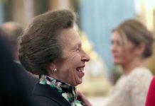 El traspié de la princesa Ana, hija de la reina Isabel, en la gala de la OTAN