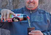 Un lomense fanático del mate: tiene más de 150 y prueba yerbas de todo el mundo