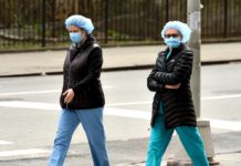 Coronavirus: el principal experto de la Casa Blanca recomienda cambiar una costumbre occidental para siempre