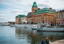 Coronavirus en Suecia: el debate que despierta la singular estrategia del país europeo de no confinar a su población durante la pandemia