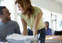 BlackRock: la polémica regla del gigante de las inversiones para controlar las relaciones de sus empleados