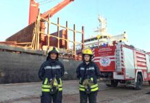 Dos bomberas trabajando en el puerto
