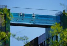 La impresionante piscina transparente de Londres que cuelga entre dos edificios y causa polémica porque no todos los vecinos la pueden usar