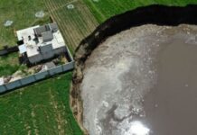 El impresionante socavón gigante que amenaza con tragarse una casa en México