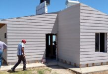 Bisogni recorrió las 12 viviendas de madera que se construyen en Chajarí