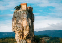 Pilar Katskhi y el misterio de uno de los templos más aislados del mundo