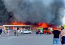 Rusia lanza un misil contra un centro comercial en Ucrania y mata a al menos 18 personas