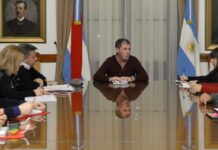 La provincia adelantará un 10 por ciento con los salarios de julio y se reabrirán paritarias