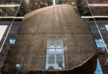 Qué se descifró gracias a la piedra Rosetta y otras 3 claves sobre uno de los objetos más valiosos de la historia