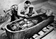 Quién fue Howard Carter, el responsable de convertir a Tutankamón en una celebridad de escala global
