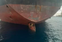 La impresionante imagen que muestra a tres migrantes que viajaron 11 días en la pala del timón de un petrolero para llegar a España