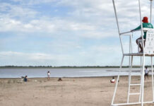 Guardavidas y bañista, accidentados en Paso Vera al caerse una silla de vigilancia