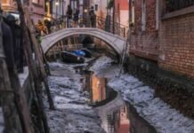 Las impresionantes imágenes de los canales de Venecia secos