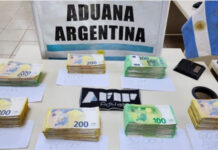 Aduana descubrió €340.000 ocultos en la ropa del maletero de un micro de larga distancia