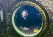 El profesor en EE.UU. que batió el récord de permanencia bajo el agua