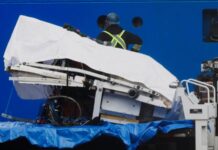 Hallan «posibles restos humanos» cerca de los fragmentos del sumergible Titán que fueron recuperados del fondo del océano