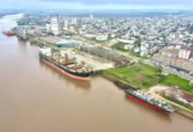 Carga un nuevo buque en el puerto de La Histórica