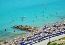 “La rebelión de las toallas”: el movimiento popular con el que los griegos reclaman las playas de sus islas