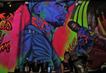 El cantante de Ke Personaje se emocionó con el arte de muralista elisense