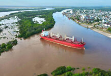 Pese a la creciente el puerto de Concepción del Uruguay sigue operando