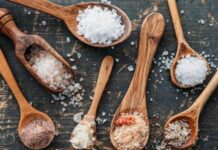 Sal rosa del Himalaya, reducida en sodio, refinada: ¿existe realmente un tipo de sal mejor para la salud?