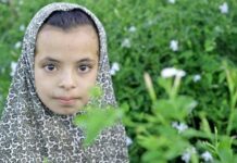«Probablemente uno o muchos de los niños que jugaban en este patio, entre cocinas, letrinas y parterres para cultivar hortalizas, habían presenciado peleas en el anfiteatro, entrando así en contacto con una forma extrema de violencia espectacularizada, que podía incluir también ejecuciones de criminales y esclavos», continuó. «En Pompeya, incluso los niños más pequeños estaban expuestos a una violencia extrema entre humanos, y entre humanos y animales, en las arenas del anfiteatro de la antigua ciudad», agregó. El hallazgo ocurrió en un sitio del parque arqueológico conocido como la «Ínsula de los Amantes Castos», que tiene un área de unos 3.000 metros cuadrados y que fue abierto al público recientemente. Ilustración de dos boxeadores, uno de ellos en el suelo.FUENTE DE LA IMAGEN,GETTY IMAGES Pie de foto,Ilustración de dos boxeadores, uno de ellos en el suelo. Las ilustraciones de los niños estaban en la pared de una casa conocida como «Cenáculo columnado» en la Via dell’Abbondanza. Además de los dibujos que han logrado permanecer durante casi 2.000 años, los arqueólogos encontraron los contornos de tres manos pequeñas, dos figuras jugando a la pelota, una escena de caza de lo que parece ser un jabalí y dos boxeadores, uno de los cuales está tumbado en el piso. También esta semana se descubrió en el llamado «Taller de pinturas» un retrato de un niño encapuchado con un perro pequeño a su lado, entre otras obras pictóricas. Fresco hallado de un hombre y una mujer.FUENTE DE LA IMAGEN,GETTY IMAGES Pie de foto,Fresco hallado de un hombre y una mujer. Fresco de un niño encapuchado con un perro a su lado.FUENTE DE LA IMAGEN,GETTY IMAGES Pie de foto,Fresco de un niño encapuchado con un perro a su lado. Un tercio de la ciudad enterrada bajo piedra pómez y ceniza aún no ha sido excavada. No se sabe cuántas personas murieron tras la erupción del volcán y se cree que la mayoría de los residentes se fueron cuando vieron el horror que se desencadenaba en la cima del Vesubio. Hasta ahora se han recuperado entre 1.300 y 1.500 esqueletos. El sitio de Pompeya, que no se descubrió hasta el siglo XVI, ha visto un auge de actividad arqueológica reciente destinada a detener años de decadencia y abandono, en gran parte gracias a un proyecto financiado por la Unión Europea de 105 millones de euros (US$115,6 millones).