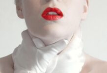 Asfixia erótica: los peligros de una práctica de moda entre los jóvenes que pone en riesgo especialmente a las mujeres