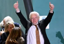 Julian Assange regresa a su Australia natal, tras recuperar la libertad después de declararse culpable de un delito ante una corte de EE.UU.