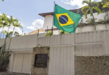 Por qué la bandera de Brasil ondea en la embajada de Argentina en Venezuela