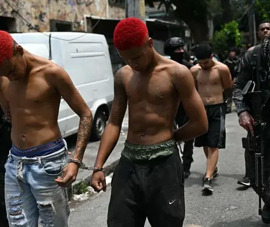 Qué es Comando Vermelho y cuánto poder tiene la banda criminal contra la que la policía en Brasil lanzó un operativo que dejó más de 100 muertos