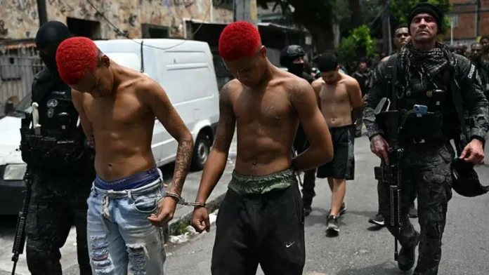 Qué es Comando Vermelho y cuánto poder tiene la banda criminal contra la que la policía en Brasil lanzó un operativo que dejó más de 100 muertos