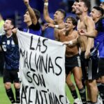 Milei insiste en separar fútbol y política tras la bandera de Malvinas, mientras los ingleses lloran sanciones