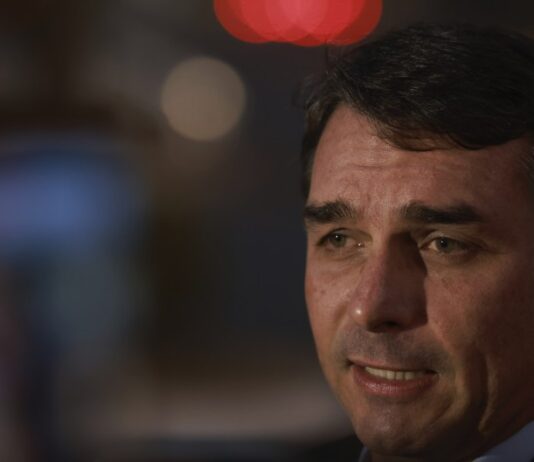 Investigan a Flávio Bolsonaro por millonario desvío de fondos